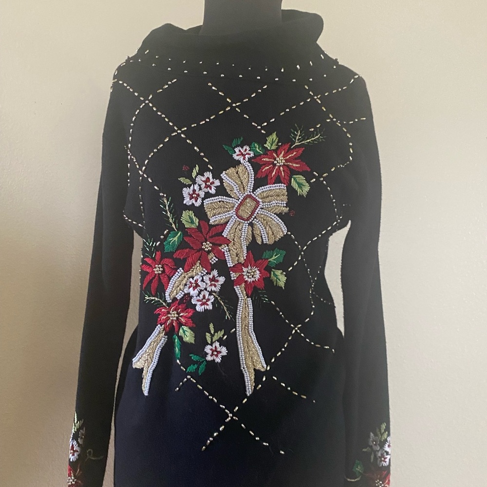 Preowned KI KIT Christmas sweater S
Selling $25
Nice details 
Length 26”